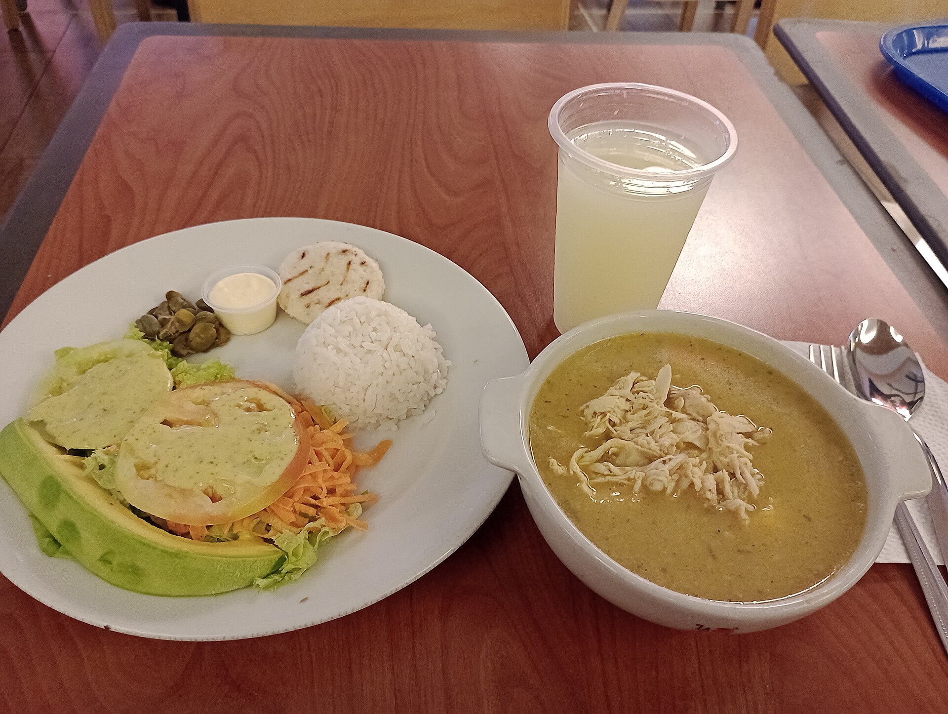 Ajiaco santafereño с курицей, arepa, рисом, авокадо и каперсами