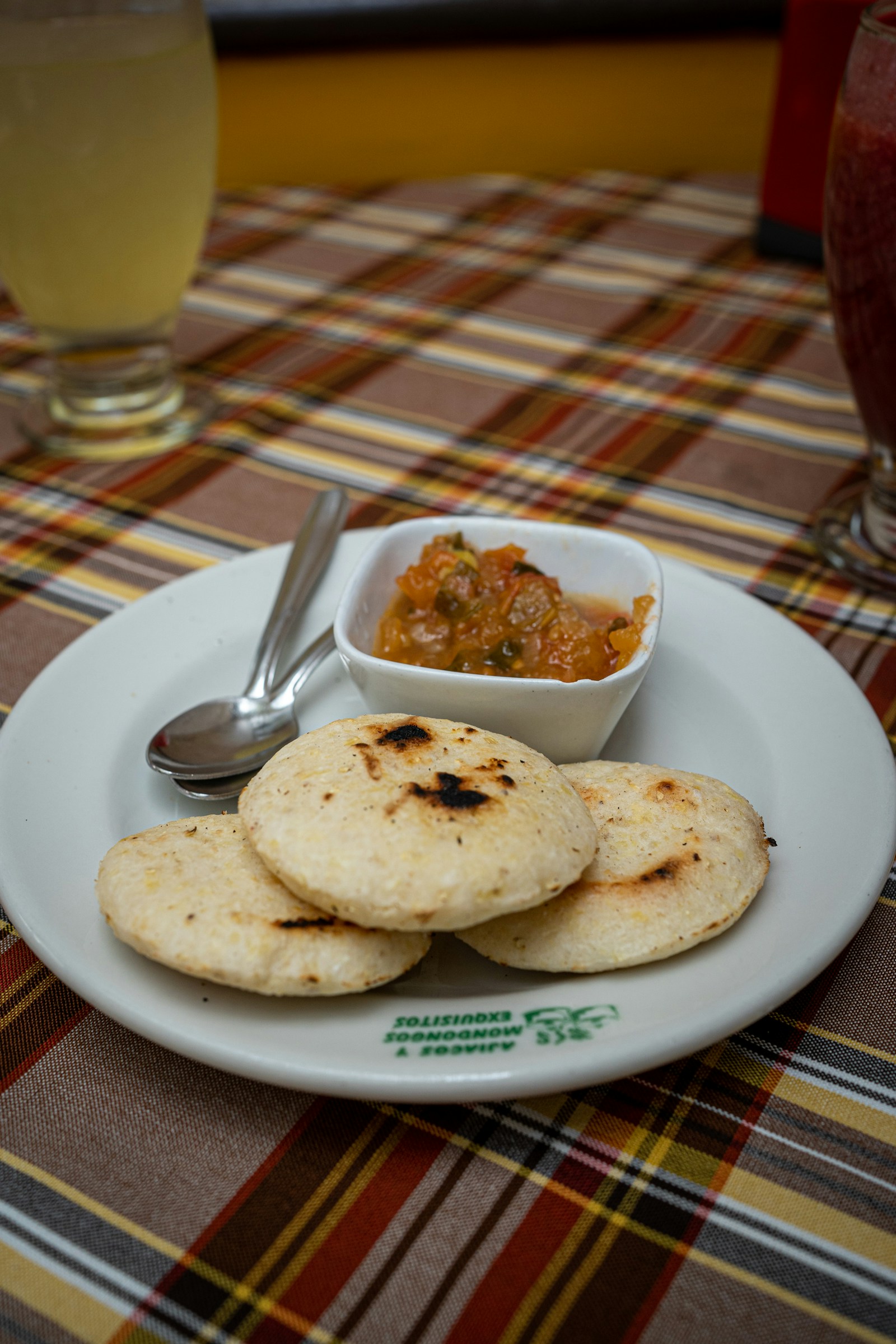Arepas с hogao в Ajiacos y Mondongos, Медельин