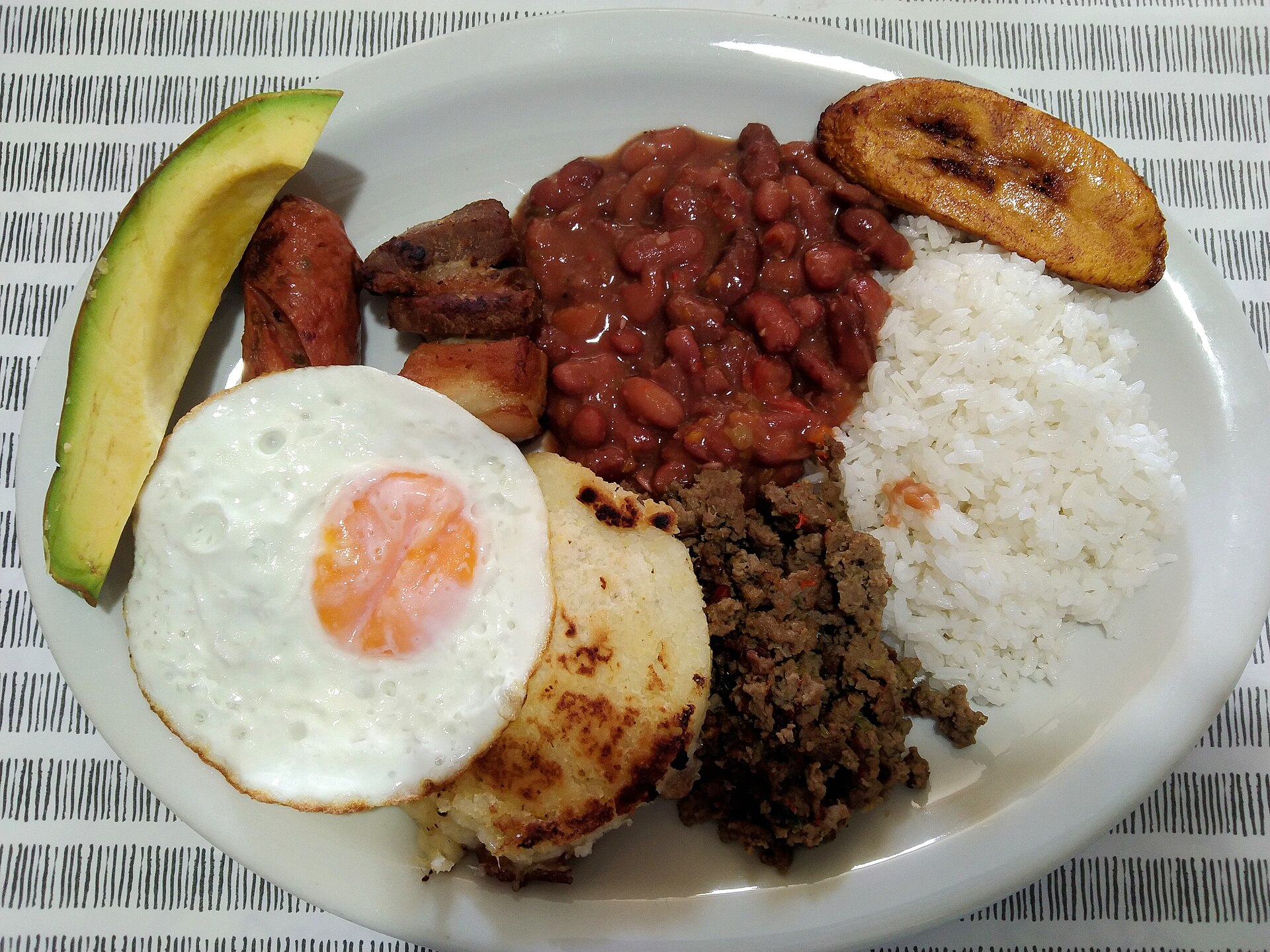 Bandeja paisa: фасоль, рис, яйцо, arepa, авокадо, мясо и платан