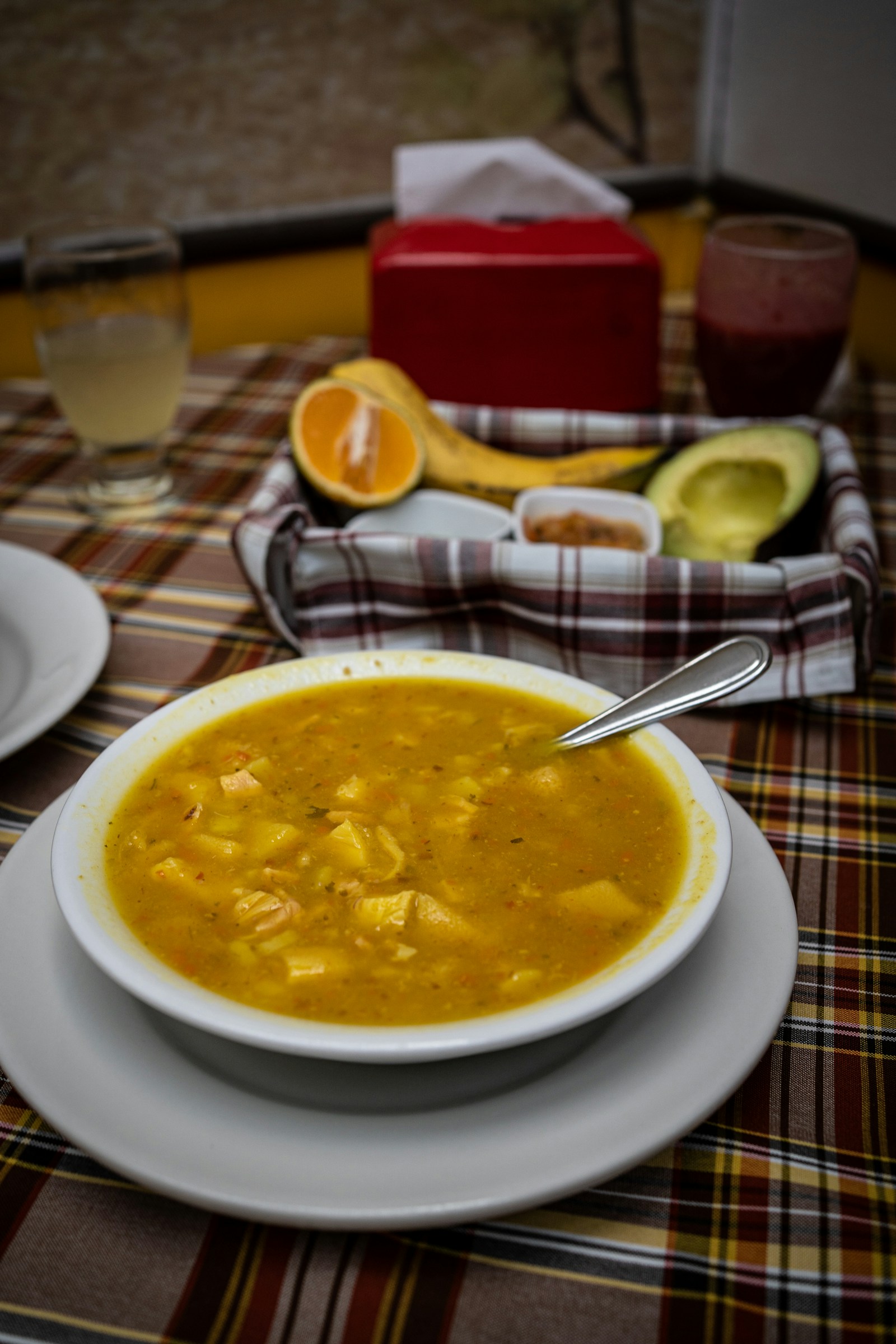 Mondongo с авокадо, платаном и свежими соками, Медельин