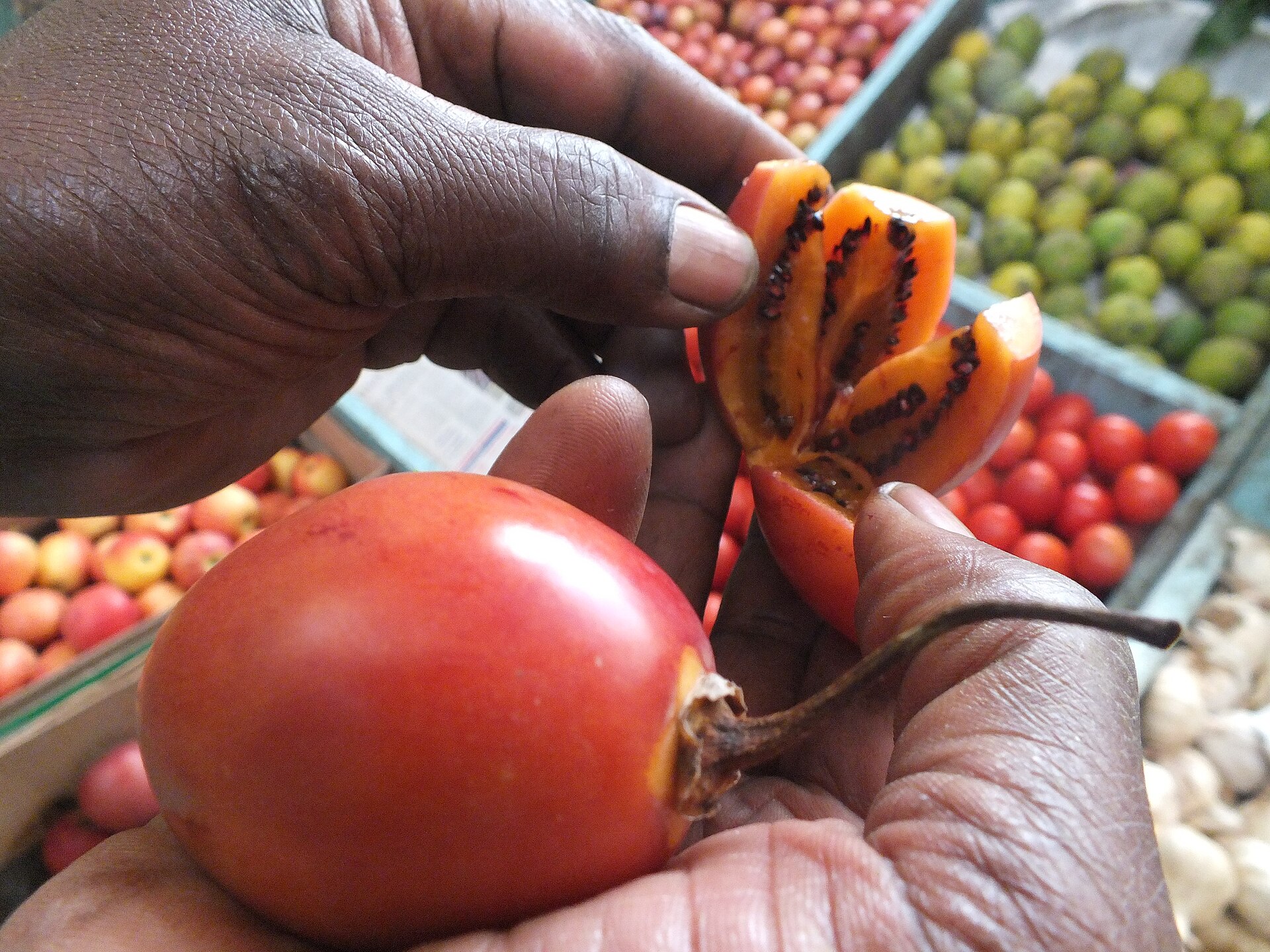 Tomate de árbol на рынке: целый и разрезанный